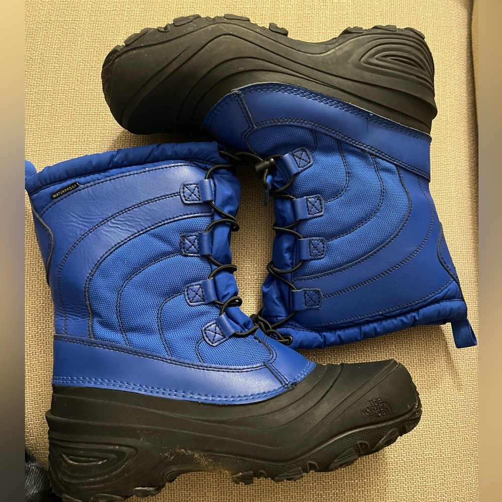Size 7 in women north face snow boots some wear but in great conditions